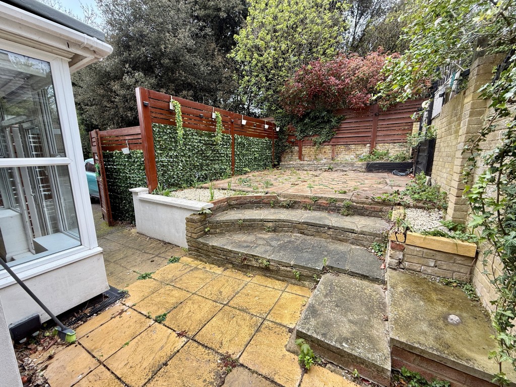 Lot: 1 - WELL PRESENTED TWO-BEDROOM FLAT WITH GARDEN AND PARKING - Garden to rear